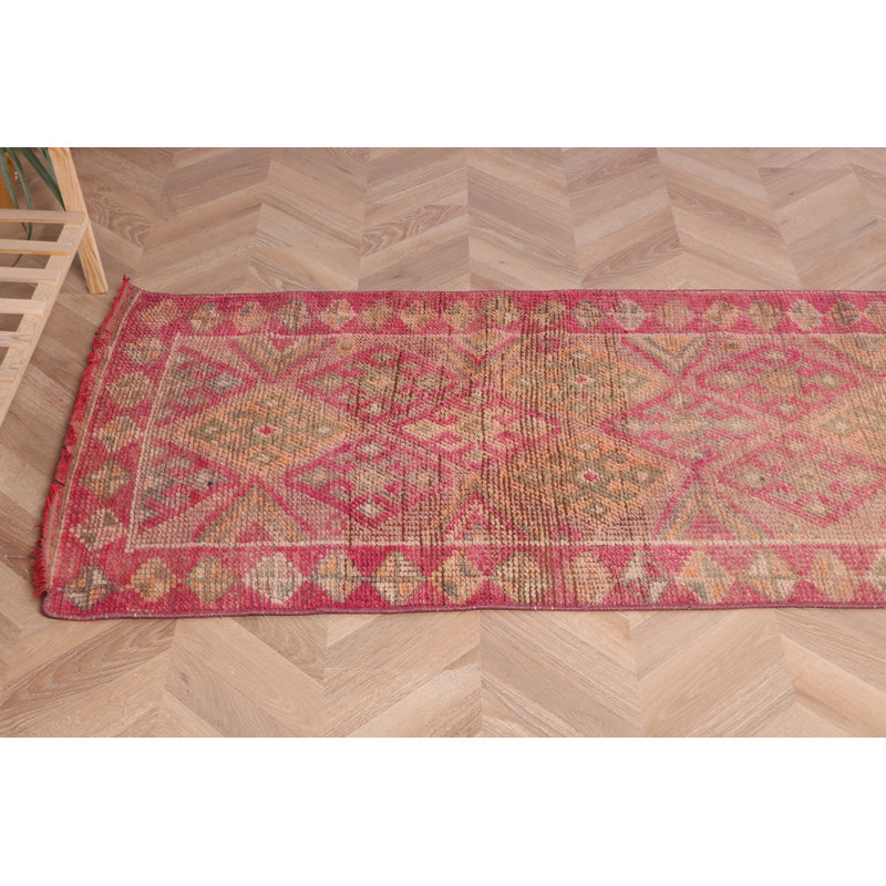 Tapis de couloir turc unique fabriqué à la main dans des tons de rose doux avec un motif géométrique pour un décor rustique