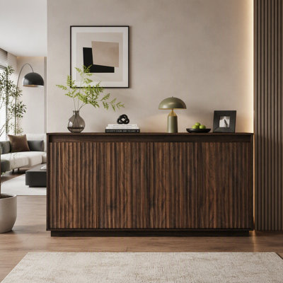 Buffet en bois à 4 portes avec prise électrique, meuble d'appoint à texture verticale ondulée sans poignées