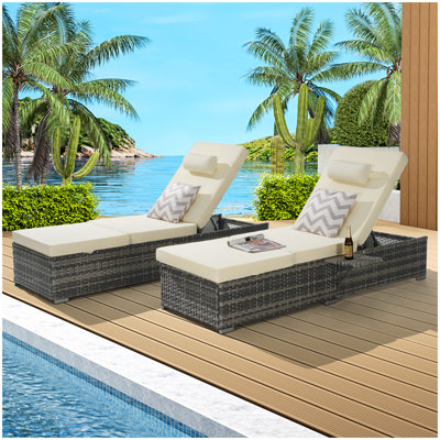 Ensemble de 2 chaises longues d'extérieur avec rangement pour chaises longues de patio, chaises longues de bronzage pour l'extérieur, fauteuils inclinables en rotin de plage avec dossier réglable, table et coussins pour le jardin près de la piscine