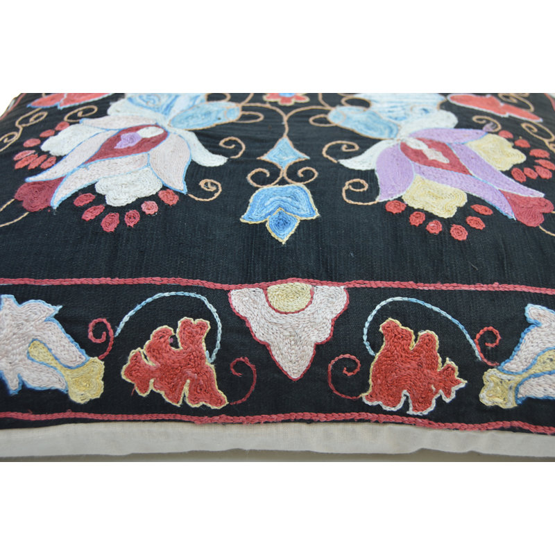Coussin en soie à motif tribal
