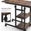 Bureau mobile en forme de C de style industriel avec roulettes et une tablette de rangement à trois niveaux, avec une hauteur entièrement réglable.