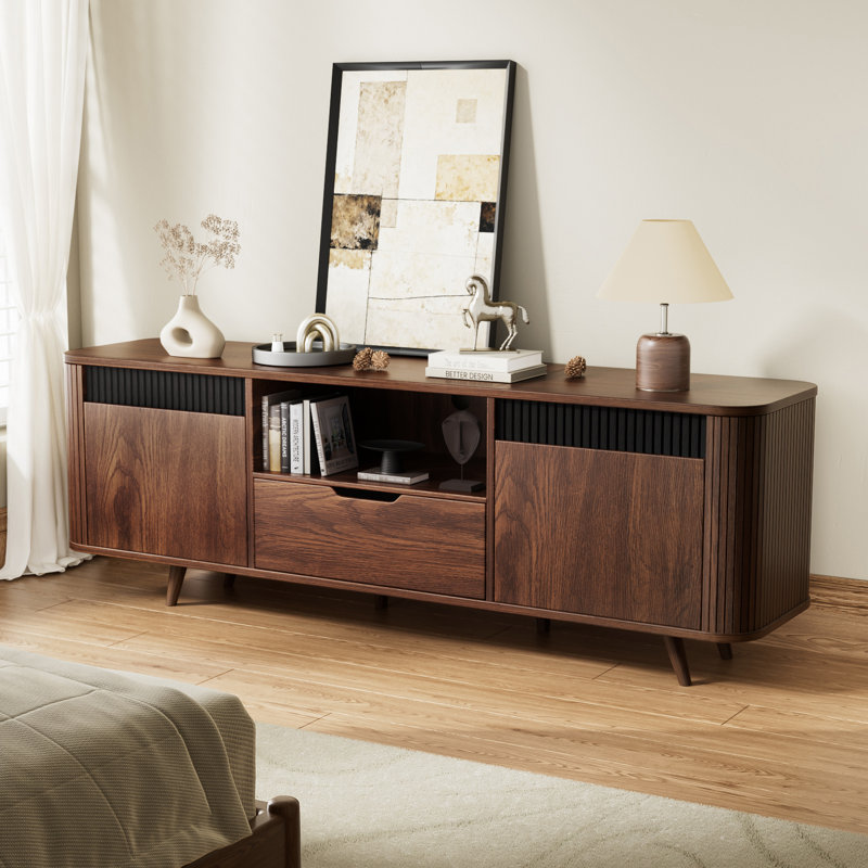 Meuble télé Mid-Century en bois avec design cannelé, station de charge intégrée et tiroir de rangement, console multimédia pour téléviseur de 65 po ou moins