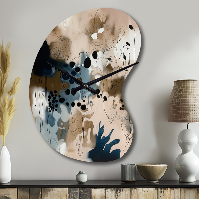 Anneken Blue Reflections II - Abstrait horloge asymétrique en métal, impression d'horloge murale bleue, Petit