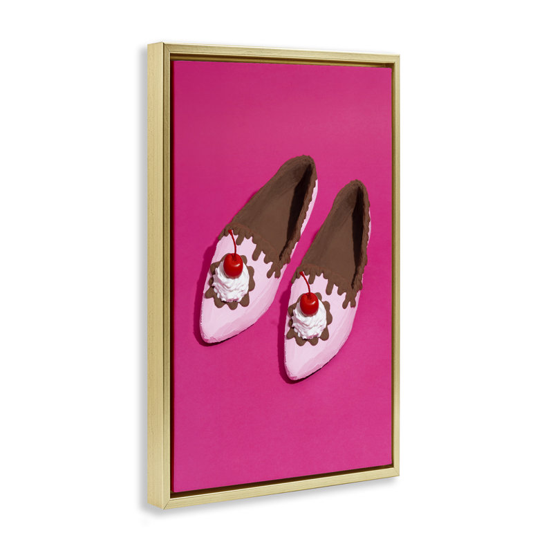 «Glam Dessert Shoes», toile flottante encadrée par Lish Creative, Cadre flottant métallique doré, H 25 po x l 17 po