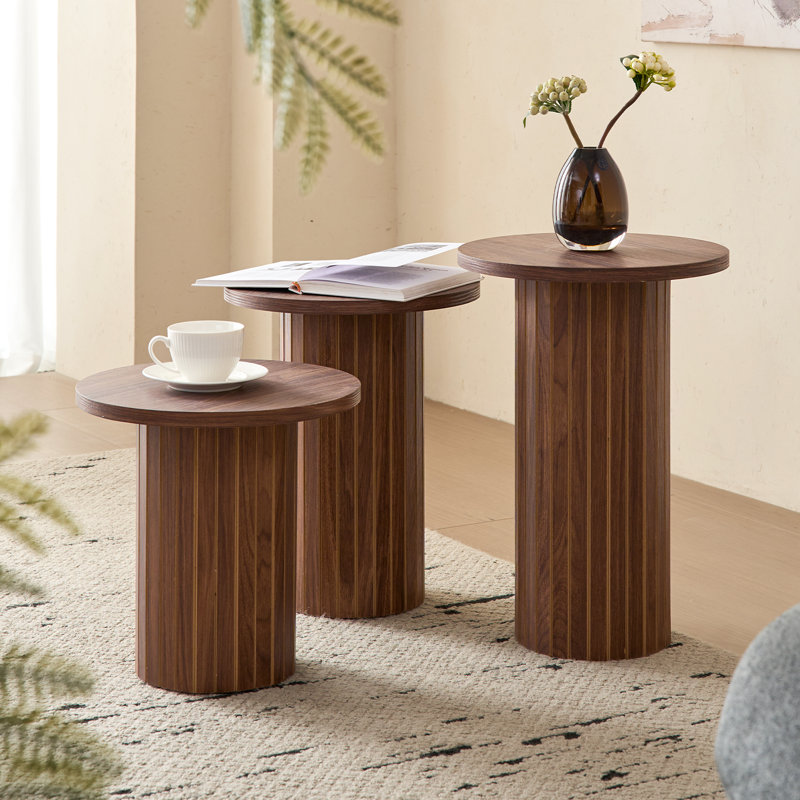 Ensemble de 3 tables basses rondes, petites tables gigognes avec base cylindrique cannelée, plateau en placage de grain de bois, brun