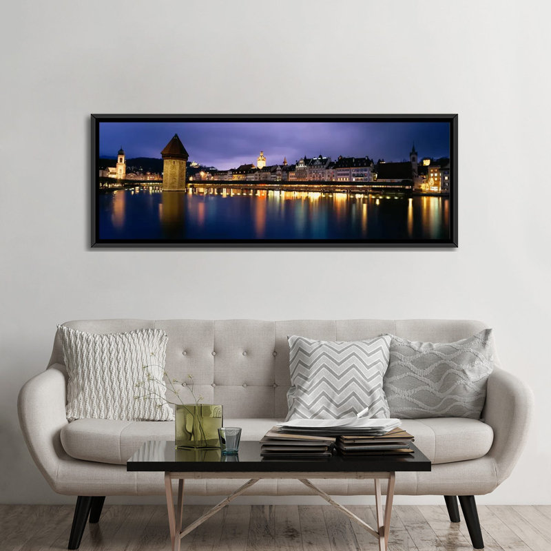 Bâtiments illuminés au crépuscule Reuss, Suisse par Panoramic Images - Print, H 23 po x l 24 po x P 72 po