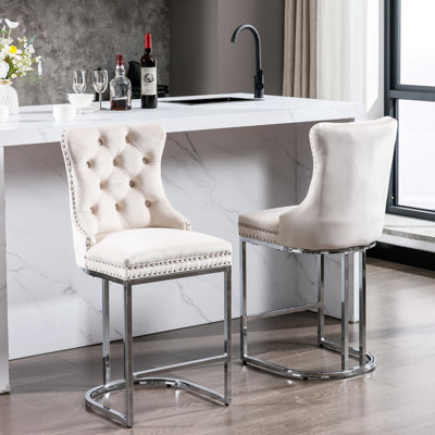 Tabourets de bar de 26 po de hauteur comptoir (2), velours moderne avec dossier à boutons et garniture de rivets. Base en métal. Coussin élastique. Beige. Pour îlot de cuisine, ensemble de 2 tabourets, garniture, base et chaises beiges