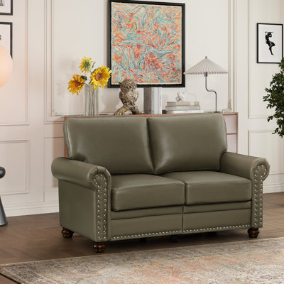 Fauteuil de salon confortable en similicuir taupe élégant avec assise travaillée.