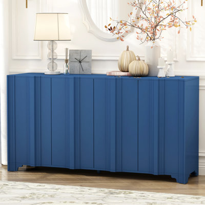 Élégant buffet à quatre portes avec détails linéaires complexes, support d'angle central et placage de pin - idéal pour les salles à manger, les accents traditionnels américains à 4 portes, les pieds triangulaires, les salons,