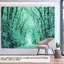 Tapisserie murale rectangulaire à motif forêt, idéale pour le salon ou la décoration intérieure.