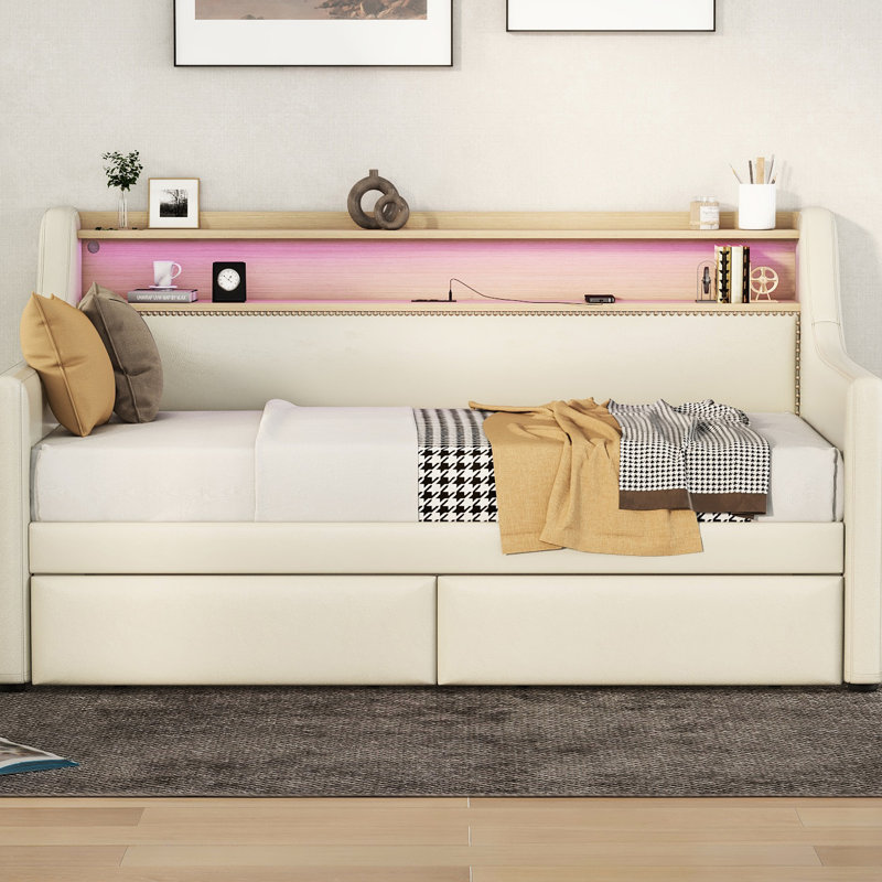 Lit de jour simple beige avec rangement pour téléphone, prises électriques et chargeur de magazines à lumière réglable