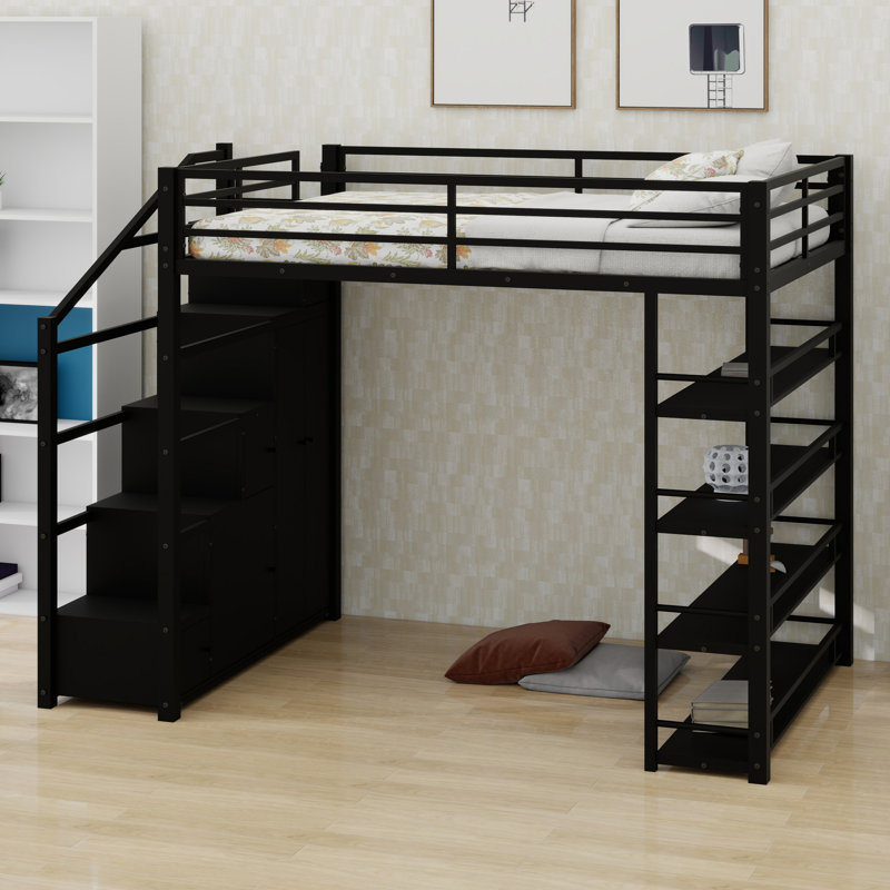 Lit mezzanine avec tablettes de rangement, armoires et garde-robe intégrée