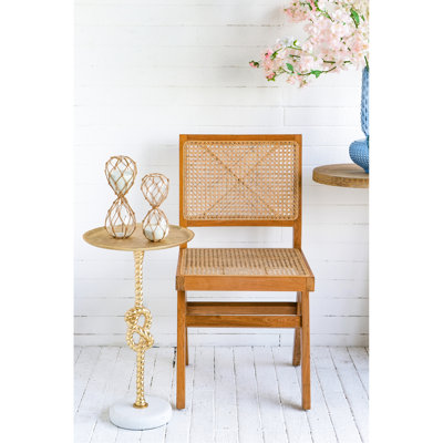 Table d'appoint dorée avec un superbe motif de nœuds de corde et une base en marbre blanc, 13,8 x 13,8 x 24 pouces, idéale pour les décors contemporains, pour exposer des plantes ou des objets décoratifs