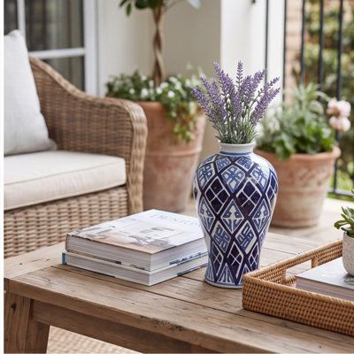Vase en porcelaine bleue et blanche Valora - 7,8 po x 12,8 po