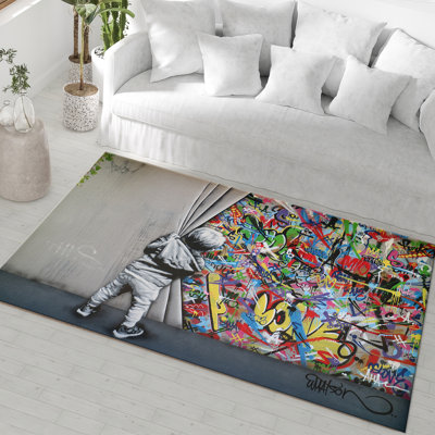Tapis non tissé à imprimé doux avec un motif floral complexe et des feuilles dans des teintes vibrantes de bleu et de jaune pour une touche de charme bohémien dans votre décor