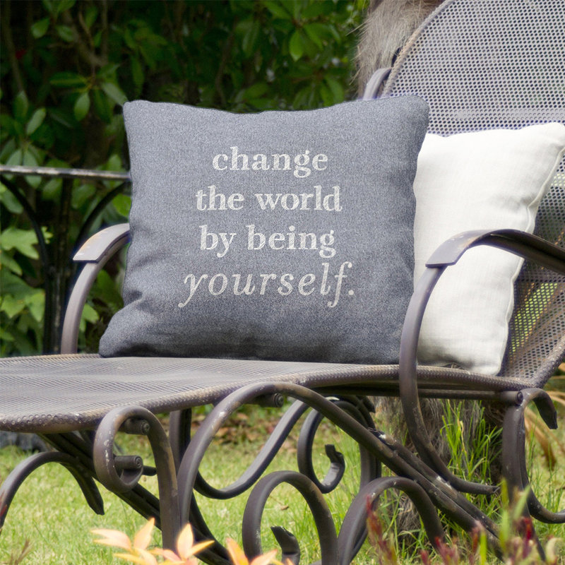 Coussin décoratif intérieur/extérieur change the world, 16 po x 1 po, Bleu / Blanc
