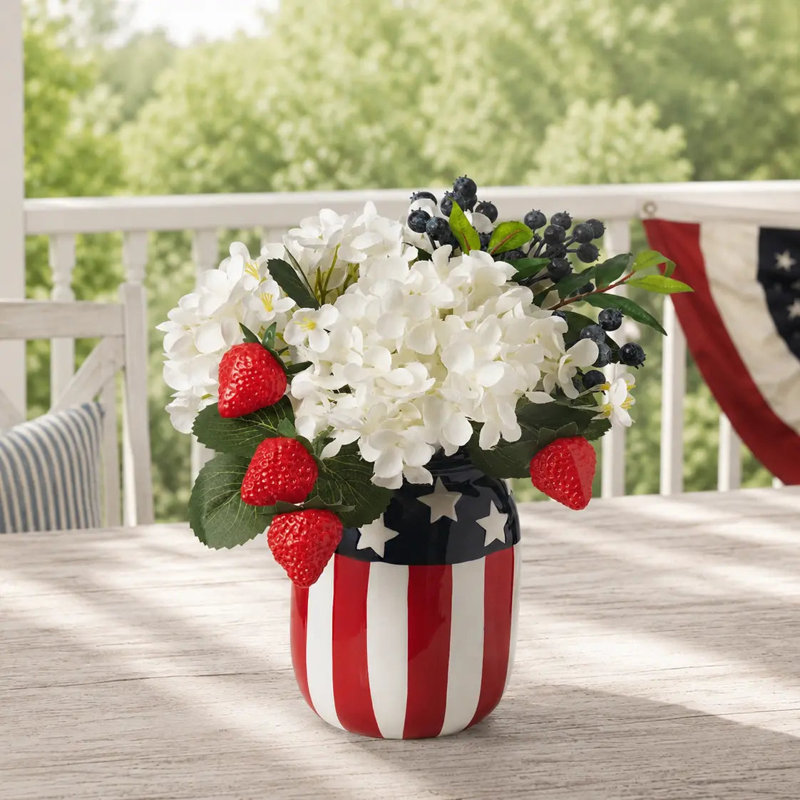 Étoile pique-nique étoilé - arrangement d'hortensias blancs, de fraises et de bleuets dans un pot Mason