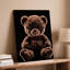 Toile, un ours en peluche moelleux repose sur un fond d'art mural noir profond qui évoque une présence chaleureuse et invitante-744615624