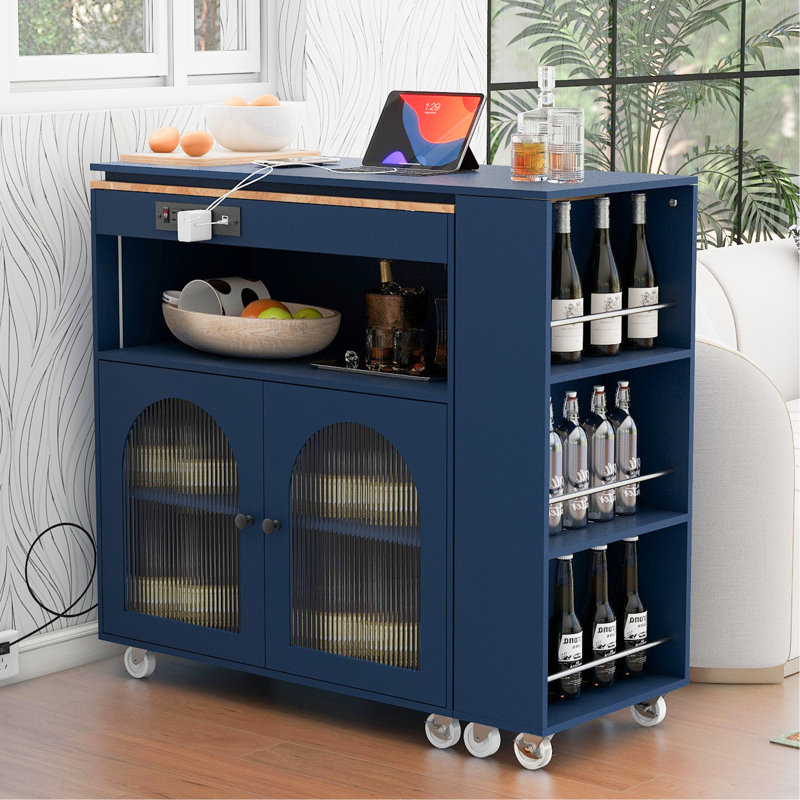 Îlot de cuisine roulant moderne avec rangement, lumières à DEL, portes cannelées, table d'appoint allongée bleu marine, prises de courant, finition