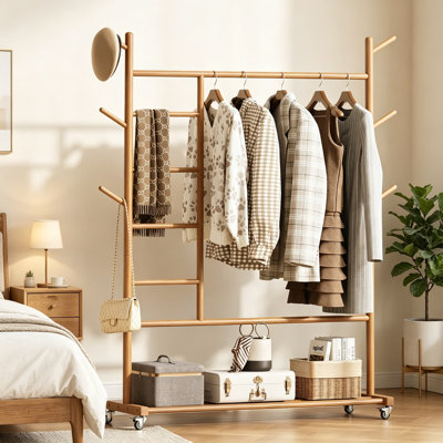 Portant à vêtements en bois massif avec roulettes, support à vêtements autoportant 4 en 1 avec porte-pantalons et tablette de rangement, portemanteau robuste pour suspendre les vêtements, finition naturelle pour garde-robe de chambre à coucher