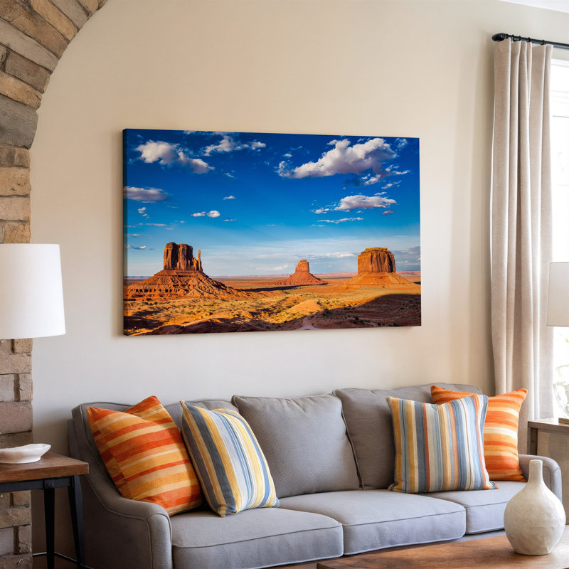 Toile «A Sweeping Desert Landscape mettant en vedette« Iconic Red Rock Formations »avec art mural, deux éminentes buttes majestueuses