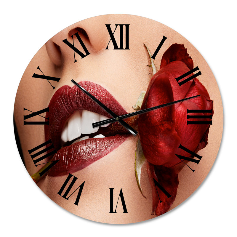 Femme avec rouge à lèvres rouge tenant une rose dans la bouche - horloge murale moderne, Petit