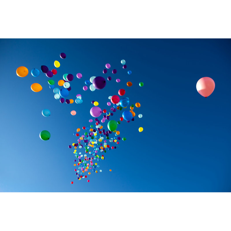 Ballons colorés dans le ciel - photographie sur toile tendue, H 8 po x l 12 po