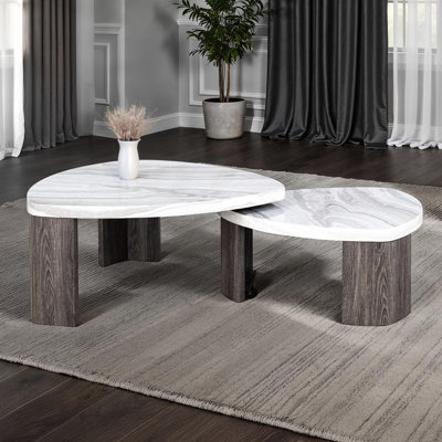 Table basse gigogne contemporaine grise avec roulettes cachées, caractéristique d'économie d'espace, motif de marbre reproduit, l 38,5 po x P 39 po x H 18 po, roulettes de cocktail For Living Spaces Easy