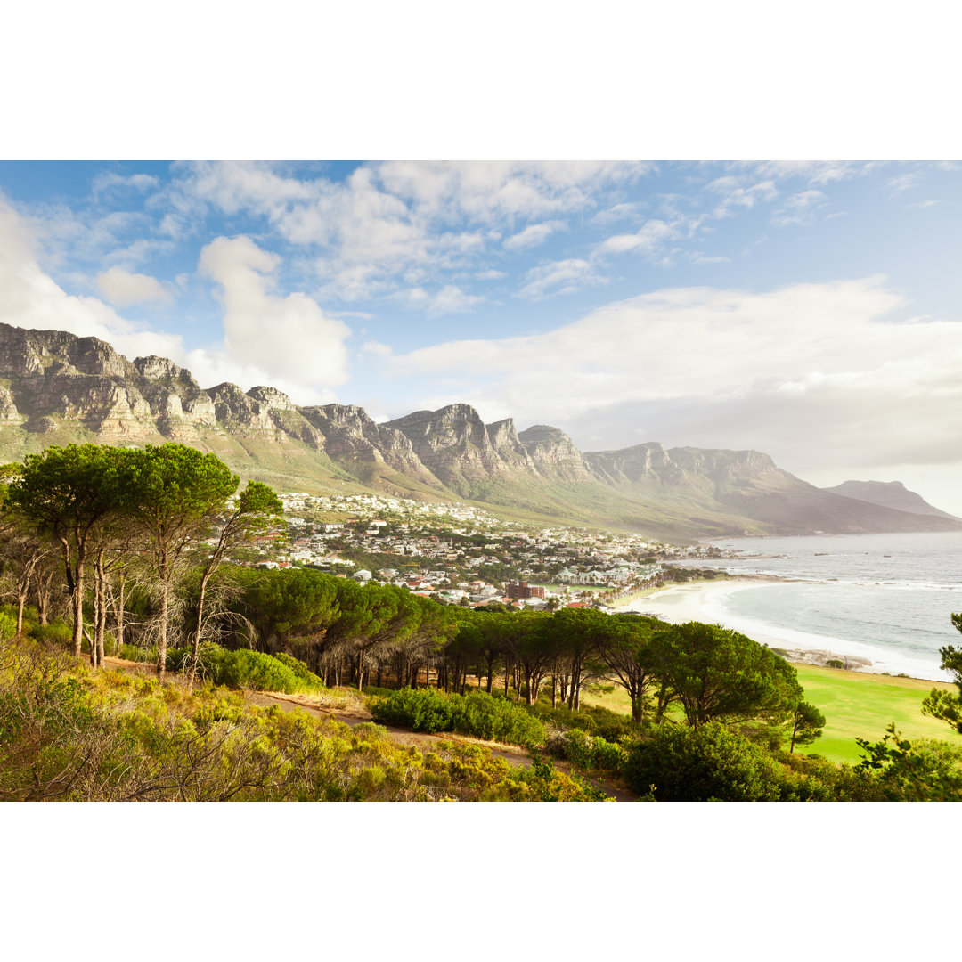 Kunstdruck Camps Bay von Terrababy auf Leinwand