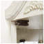 Vitrine d'angle blanche avec éclairage DEL, tablettes réglables en verre et décorations sculptées - Vitrine élégante en verre pour objets de collection pour la maison et le bureau-688988858