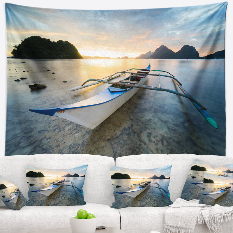 Le bateau en mer de mer est fixé à un magnifique tapisserie coucher avec accessoires suspendus inclus, H 68 po x l 80 po