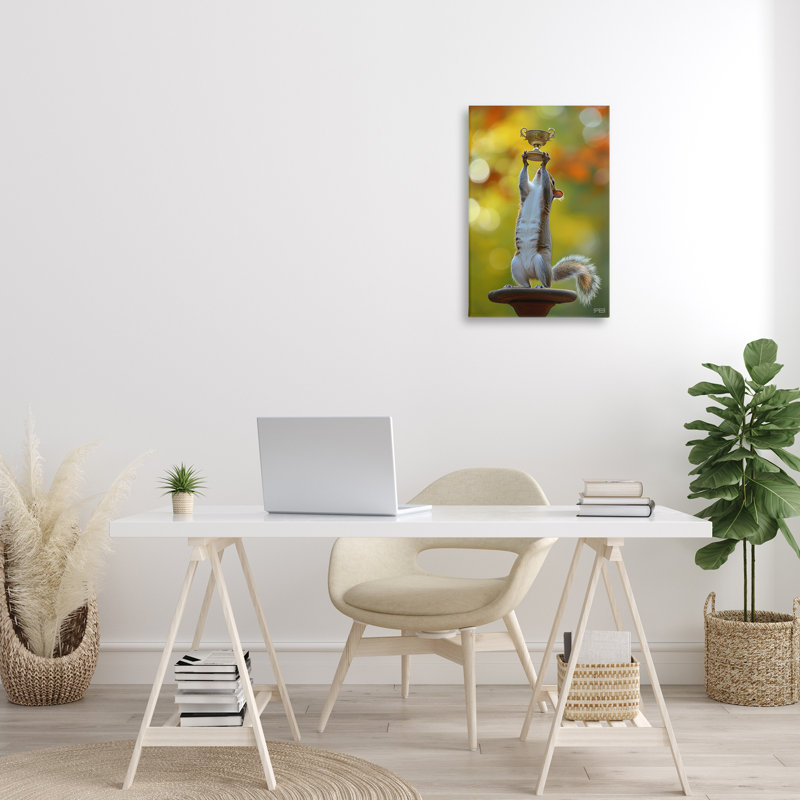Écureuil tenant un trophée sur toile par Roozbeh Bahramali, H 24 po x l 16 po