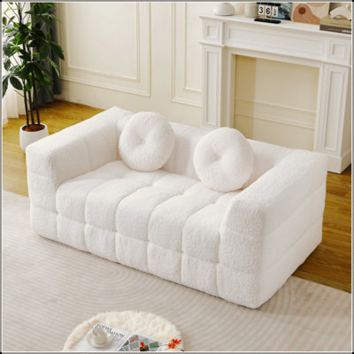 Canapé moderne de 66,5 pouces sans os avec deux coussins décoratifs circulaires, tissu en polyester à poils longs texturé litchi doux pour la peau, canapé à deux places en mousse à carreaux