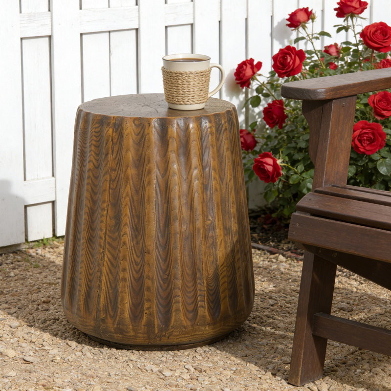 Table d'appoint à texture rustique, hauteur de 16,59 po, grain de bois brun, pour les espaces de détente intérieurs et extérieurs.