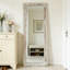 Élégant miroir pleine longueur avec cadre blanc délavé - bois de pin durable, polyvalence autoportante ou murale pour la décoration de la chambre à coucher, du salon et du vestibule-1533777897