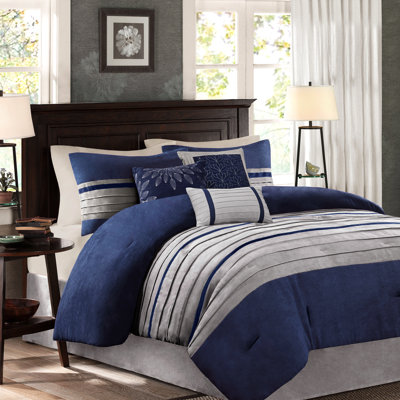 Édredon 7 pièces en faux suède - bleu très grand. . Microsuède en pièces. Coussins décoratifs brodés. 1 édredon, 2 taies décoratives, 3 coussins, jupe de lit. Laver à la machine. Repasser à la vapeur pour un look impeccable. Transitionnel