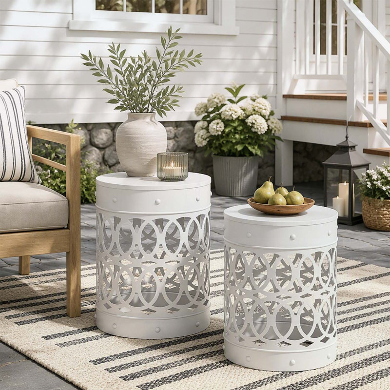 Ensemble de tables d'appoint modernes en métal pour l'extérieur, avec un design en fer découpé et une structure durable revêtue de poudre, parfait pour la terrasse ou le salon.