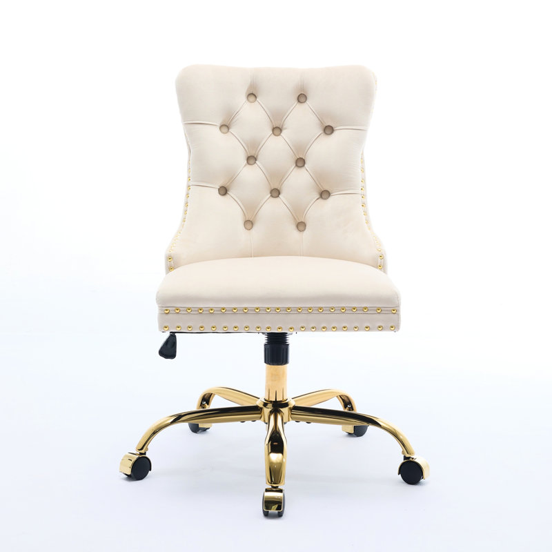 Chaise de bureau réglable en velours beige avec base en métal doré, boutons tirés à la main, garniture cloutée décorative et coussin élastique triple