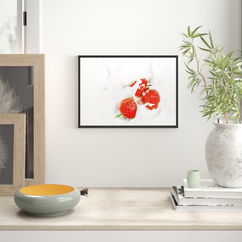 Gerahmtes Wandbild Leckere Erdbeeren in Milch