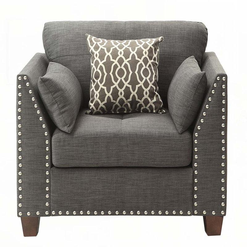 Chaise avec accoudoirs évasés gris clair et coussins décoratifs