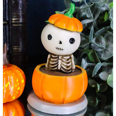 Sculpture d'Halloween Dalvon Unfortunate Lucky the Skeleton Jack O Lantern se baignant dans une soupe de citrouille