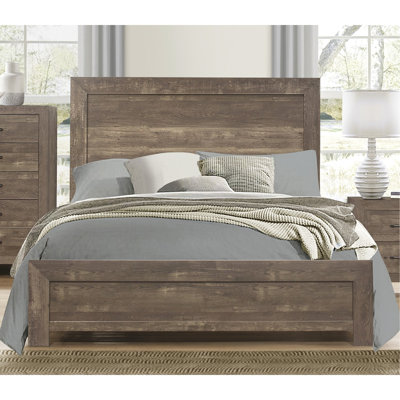 Grand lit en bois brun rustique avec tête de lit, rails et chambre à coucher