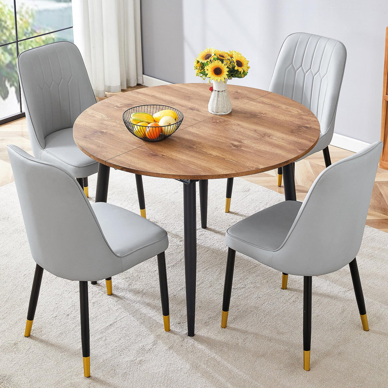 Ensemble de table et de chaises. Table de salle à manger moderne en bois aggloméré extensible. La table a une conception télescopique, adaptée aux rassemblements de différentes tailles.