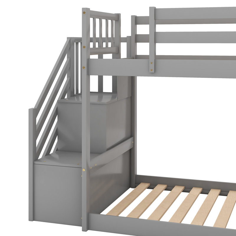 Lit simple au-dessus d'un lit superposé avec glissade en gris - pin et structure durables, espace pour l'option d'escalier de la chambre à coucher permettant d'économiser de l'espace