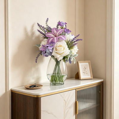 Arrangement floral de fleurs artificielles dans un vase avec de l'eau artificielle, véritable touche de soie artificielle rose et tulipes en fleurs avec lavande, blanc