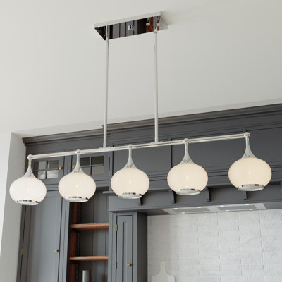 Lustre linéaire à 5 lumières en laiton brossé avec abat-jour en verre opale