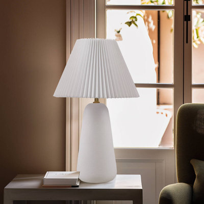 Lampe de table en céramique texturée avec abat-jour cannelé