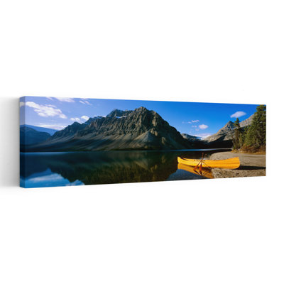 Canot au bord du lac, lac Bow, parc national de Banff, Alberta, Canada, art contemporain abstrait paysage naturel