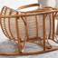Chaise berçante en rotin brillant
