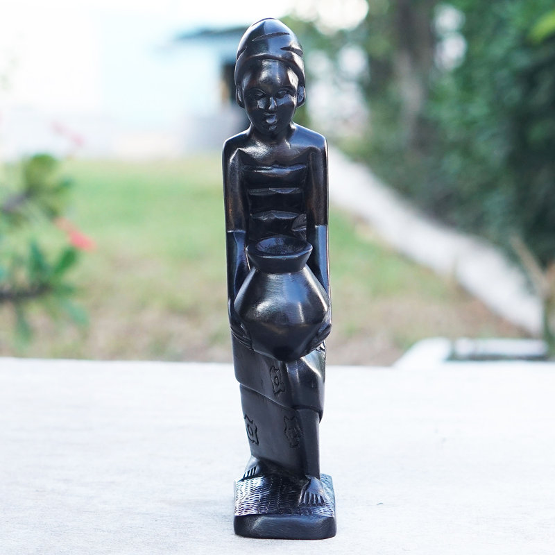 Figurine assidue en bois d'ébène mère